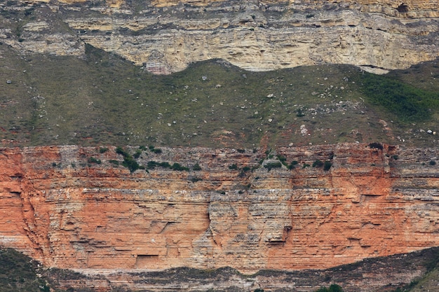 El escarpado acantilado de la cresta rocosa de la región montañosa del norte del Cáucaso en Rusia