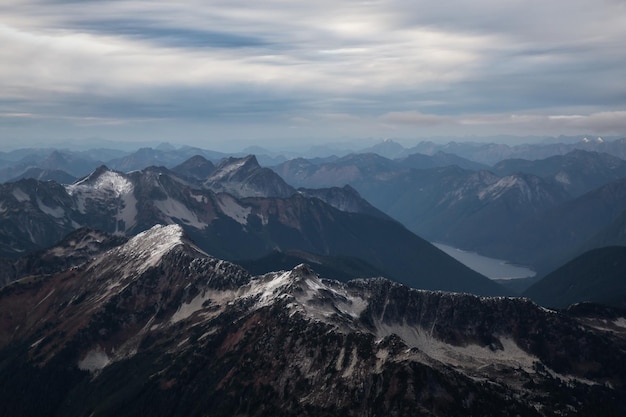 Escarpado paisaje montañoso canadiense