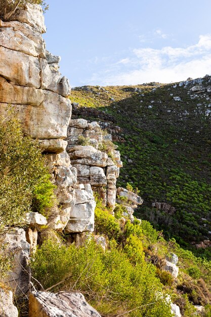 Escarpado paisaje montañoso con flora de matorral de fynbos en Ciudad del Cabo, Sudáfrica