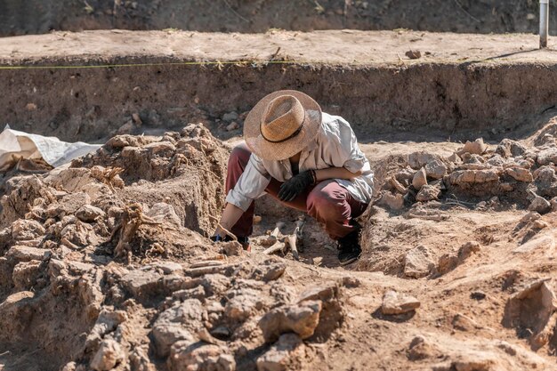 Foto escavações arqueológicas de cemitério antigo