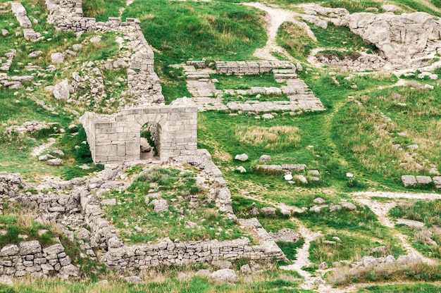 Foto escavações arqueológicas de uma estrutura antiga mito da crimeia