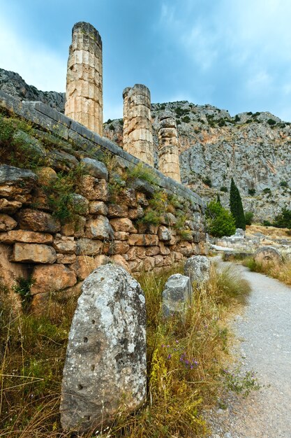 Escavações da antiga cidade de Delphi ao longo da encosta do Monte Parnaso, Grécia