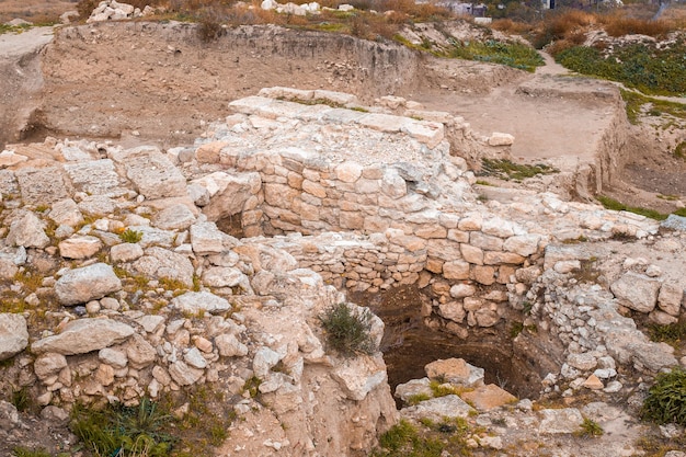 Escavações da antiga cidade grega de Panticapaeum. Vista do Monte Mitrídates à Crimeia, Kerch.