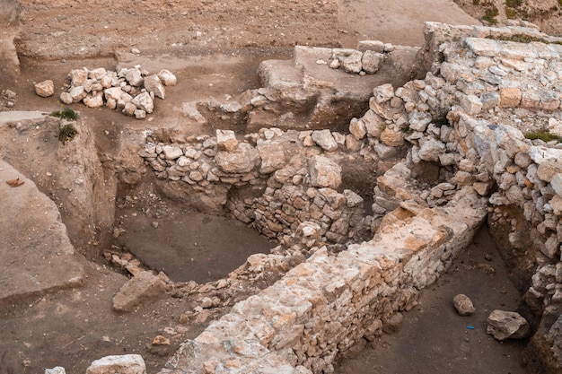 Escavações da antiga cidade grega de Panticapaeum. Vista do Monte Mitrídates à Crimeia, Kerch.