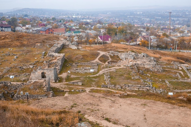 Escavações da antiga cidade grega de panticapaeum. vista do monte mitrídates à crimeia, kerch.