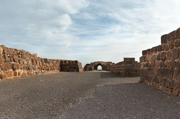 Escavações da antiga fortaleza dos cruzados em Israel