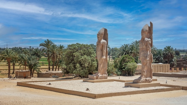 Escavações do antigo Egito na Cisjordânia do Nilo perto de Luxor (antiga Tebas) no Egito