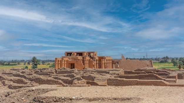 Escavações do antigo egito na cisjordânia do nilo perto de luxor (antiga tebas) no egito