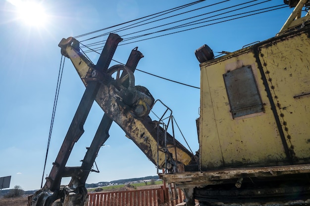 Escavadeira de mineração abandonada velha e enferrujada enorme