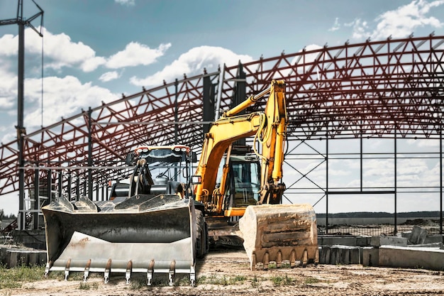 Escavadeira e carregador de escavadeira em uma loja de armação moderna em construção Equipamento de construção para terraplenagem Aluguel de equipamentos de construção modernos