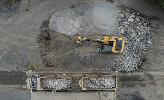 Escavadeira escavando rochas construção de pedra