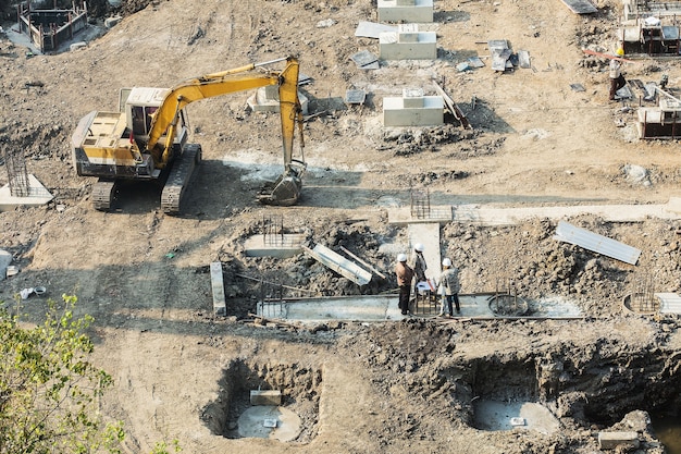 escavadeira no canteiro de obras