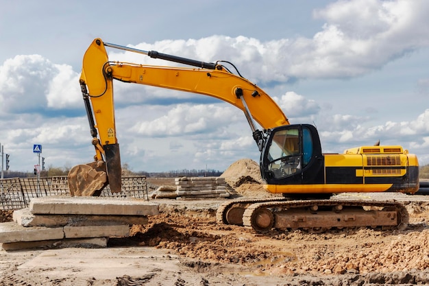 Escavadeiras pesadas em um canteiro de obras equipamento de construção para terraplenagem escavadeira de pedreira melhoria do território e terraplenagem