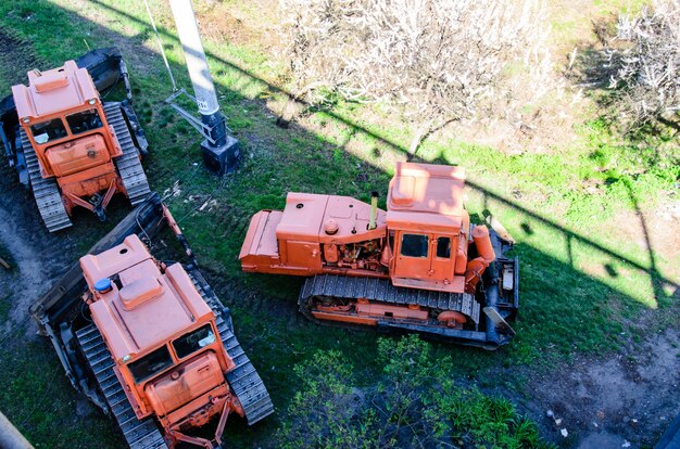 Escavadeiras pesadas vermelhas em um canteiro de obras