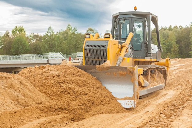 Escavadora em movimento de areia