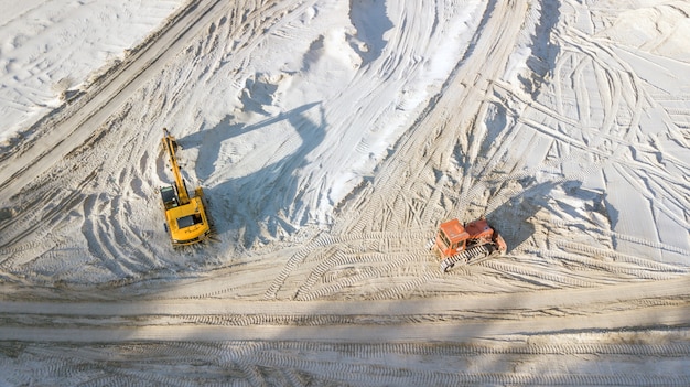 Escavadora em uma pedreira de areia