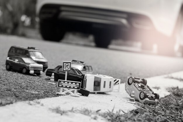 Escena de accidente de coches (miniatura, modelo de juguete) en la calle. Concepto de seguro.