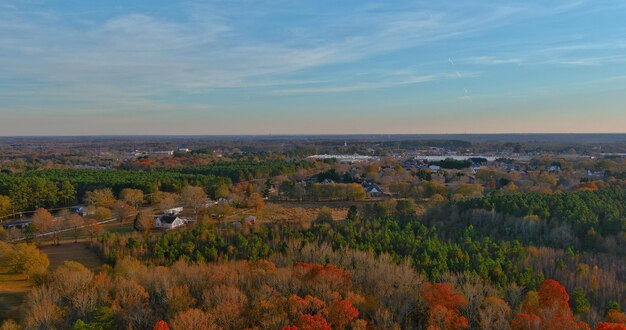 Escena aérea colorida de otoño la pequeña ciudad de la primavera hirviendo en carolina del sur, ee.uu.