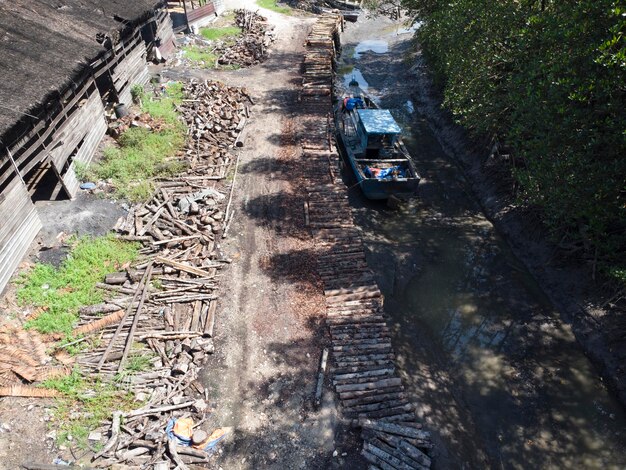 escena aérea del pueblo de madera en el paisaje de manglares forestales