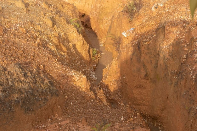 escena alrededor de la tierra desierta debido a la deforestación y la minería de tierra