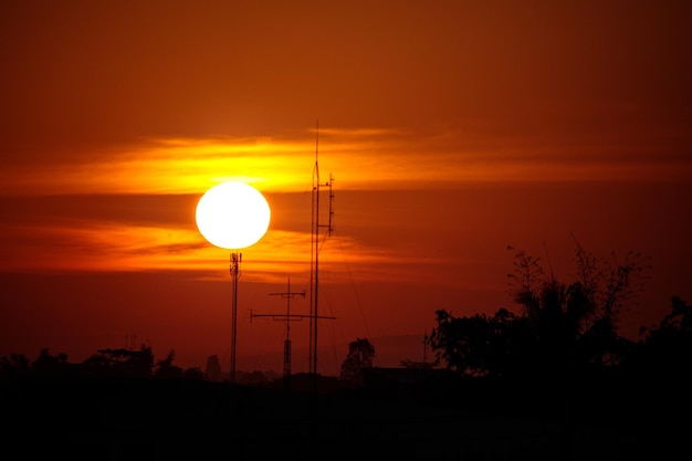 Foto escena de amanecer y cielo naranja