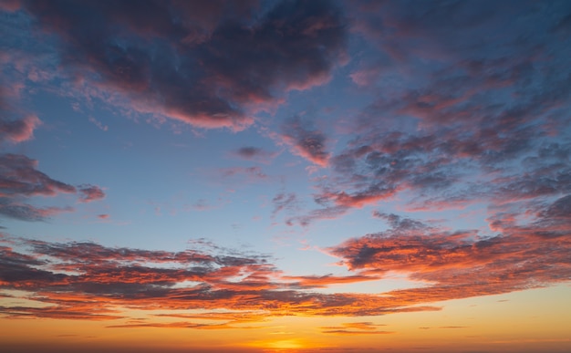 Escena asombrosa abstracta de aturdimiento Colorido atardecer con fondo de nubes en la naturaleza y el concepto de viaje, toma de gran angular Toma panorámica.