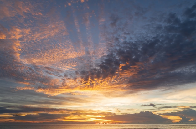 Foto escena asombrosa abstracta de aturdimiento puesta del sol colorida con el fondo de las nubes en concepto de la naturaleza y del viaje, tiro granangular tiro del panorama.