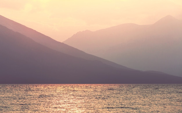 Escena del atardecer en el lago al atardecer