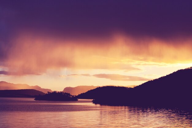 Escena del atardecer en el lago