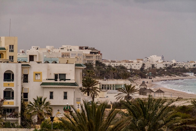 Escena en el balneario mediterráneo en Túnez