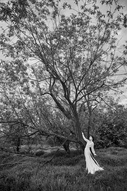 escena en blanco y negro de la mujer en la naturaleza