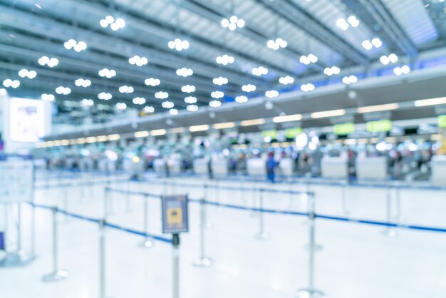 Escena borrosa en el interior de la terminal del aeropuerto