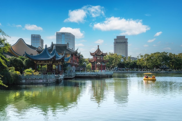 Foto escena de la calle del paisaje del parque de ningbo yuehu