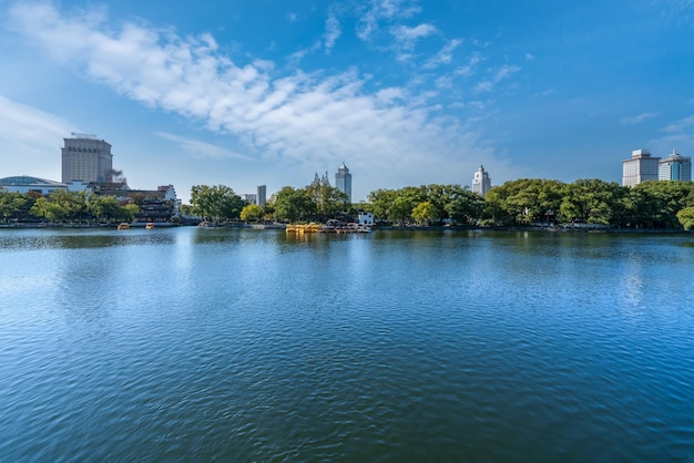 Escena de la calle del paisaje del parque de Ningbo Yuehu