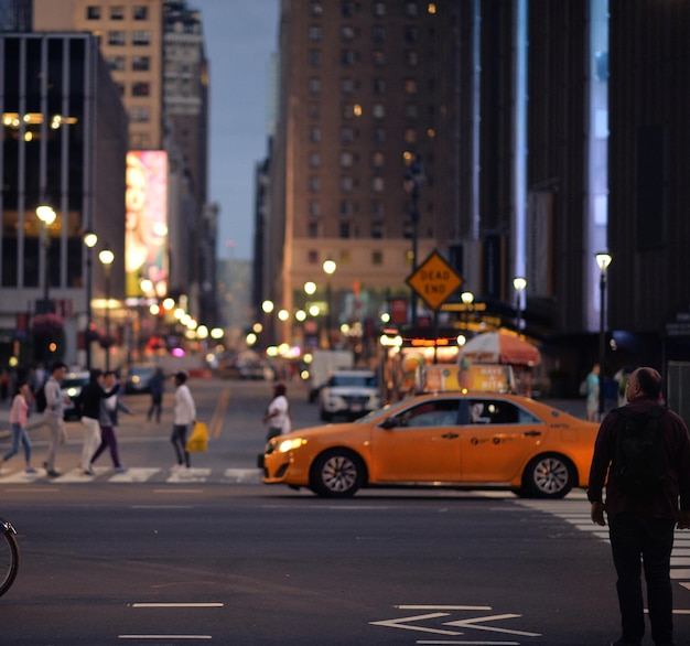 Escena de la calle de la tarde en la ciudad de Nueva York