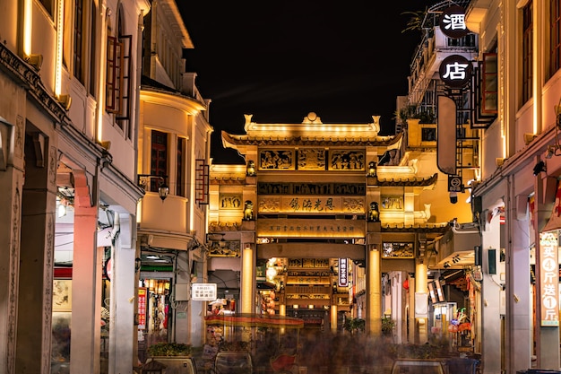 Una escena callejera con un cartel que dice "hangzhou"