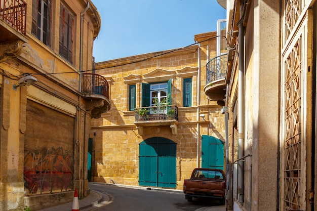 Escena callejera en un casco antiguo de Europa.