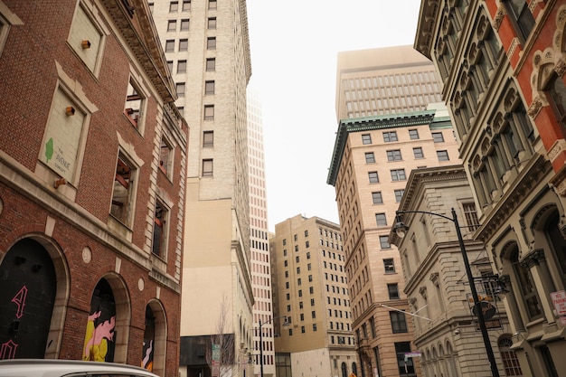 Foto una escena callejera con un edificio de ladrillos y un cartel que dice 'la ciudad de cleveland'