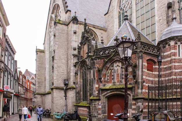 Una escena callejera con una iglesia y un letrero que dice 'amsterdam'