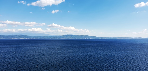 Foto una escena de cielo azul y paisaje marino.