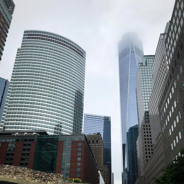 Una escena de la ciudad con un rascacielos y un edificio en las nubes