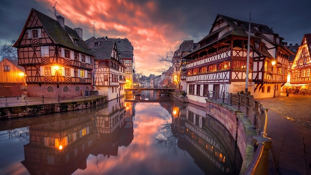 Foto una escena de la ciudad con un río y un puente con un edificio en el fondo