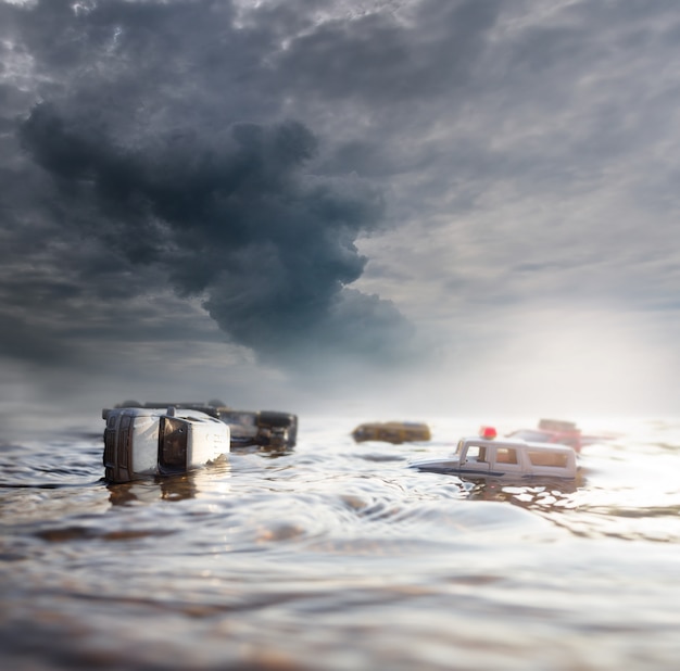 Escena de coches estrellados (miniatura, modelo de juguete) en una inundación por desastres naturales. Enfoque selectivo.