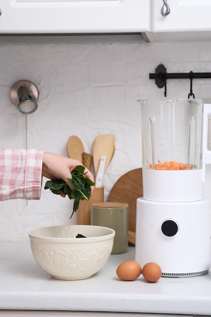 Una escena de cocina hermosamente elegante muestra una mezcladora moderna rodeada de vibrantes frescos