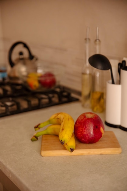 Foto escena de cocina con plátanos y frutas mixtas.