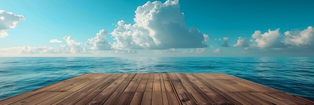 Escena costera con una plataforma de madera y un vasto océano azul que se encuentra con el cielo