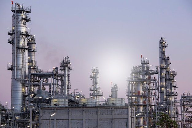 Escena crepuscular de la planta de refinería de petróleo del tanque y la columna de la torre de la industria petroquímica en la construcción del sitio luz solar