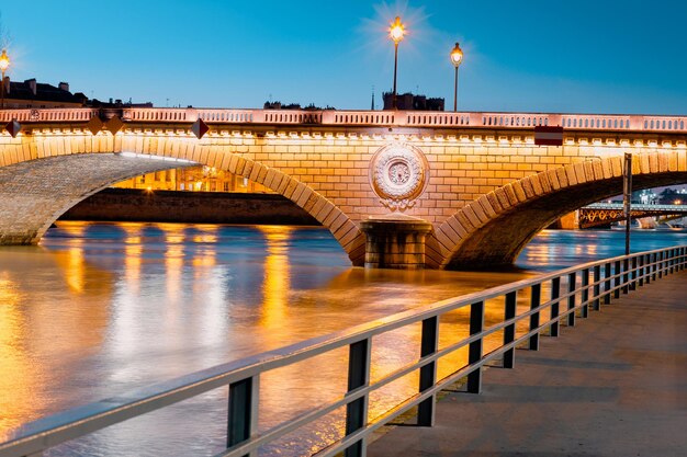 Escena crepuscular del río Sena de París con colores fantásticos durante la puesta de sol