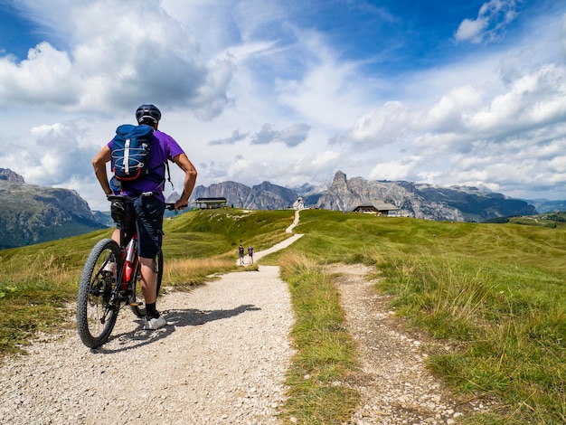 Foto escena de ciclismo nas dolomitas