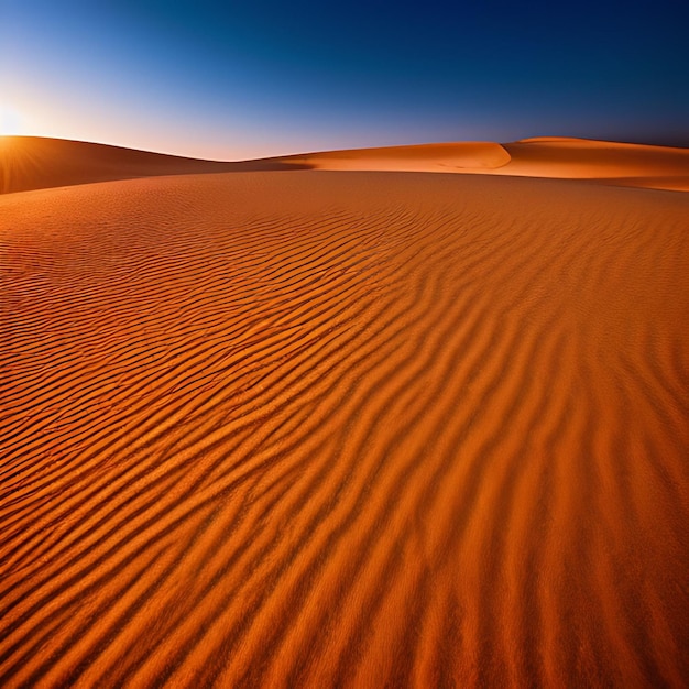 Una escena del desierto con la puesta de sol detrás de las dunas de arena.